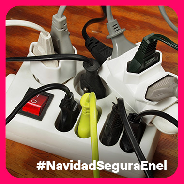 Navidad Segura - Evita el sobrecalentamiento. No sobrecargues la instalación eléctrica de la casa con excesiva decoración navideña.