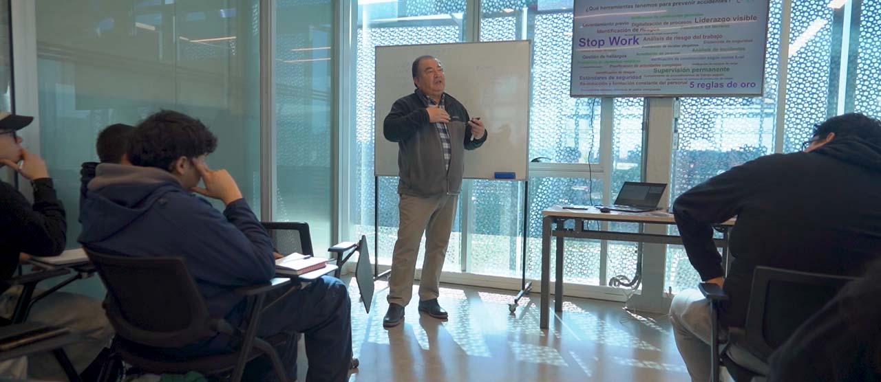 Roberto Aguilera, capacitador del Centro de Excelencia Operacional de Enel Distribución.
