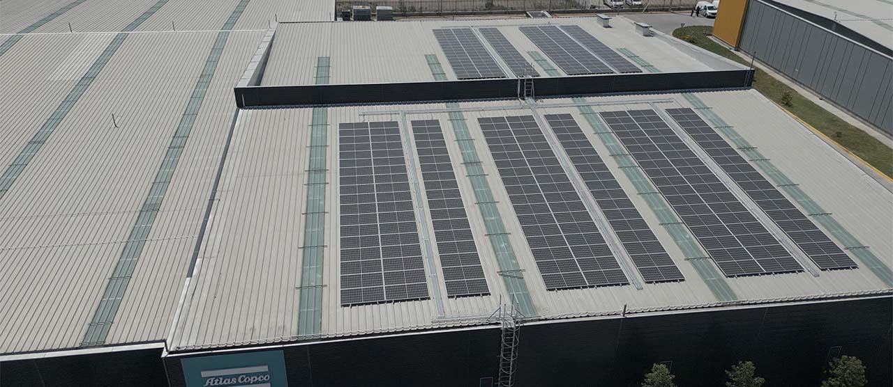  planta de energía solar en instalaciones de Atlas Copco en Santiago