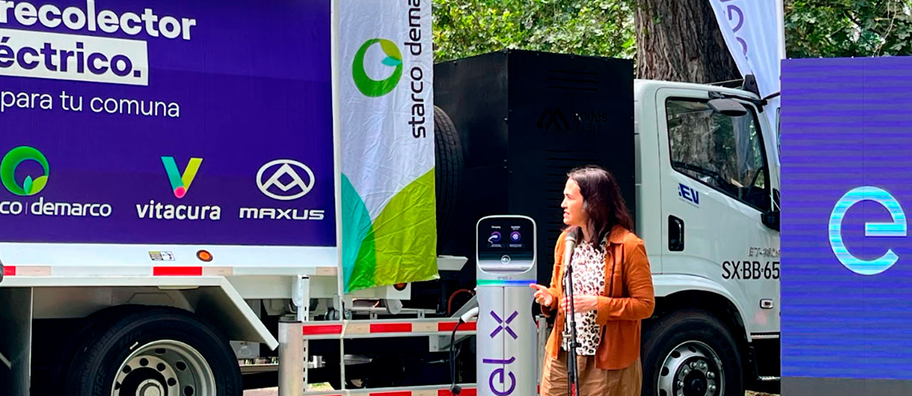 Vitacura y Enel X presentan camión eléctrico recolector de basura