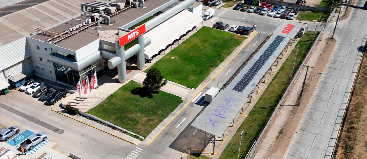 planta fotovoltaica y estacionamiento solar en edificio corporativo de MTS