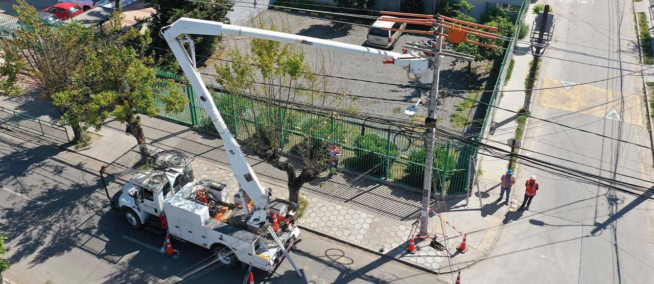 Enel Distribución alerta sobre choques a postes